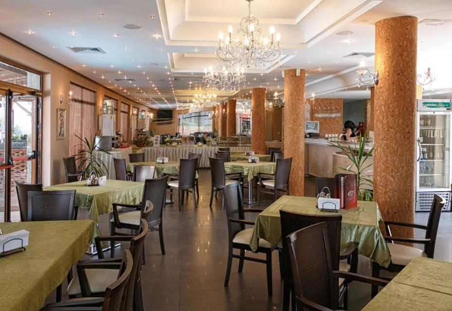 Александра Hotel Sveti Vlas Bagian luar foto