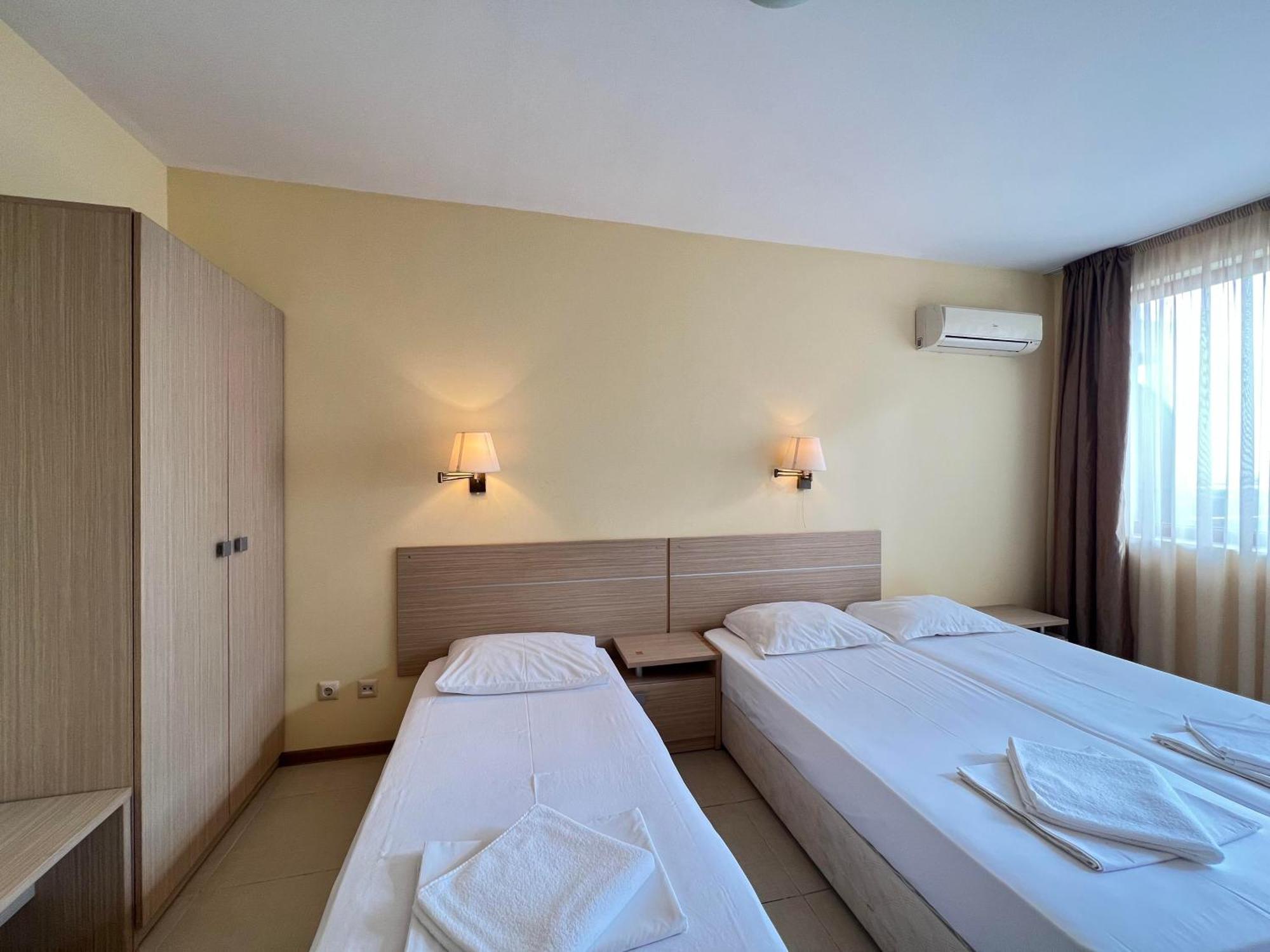 Александра Hotel Sveti Vlas Bagian luar foto