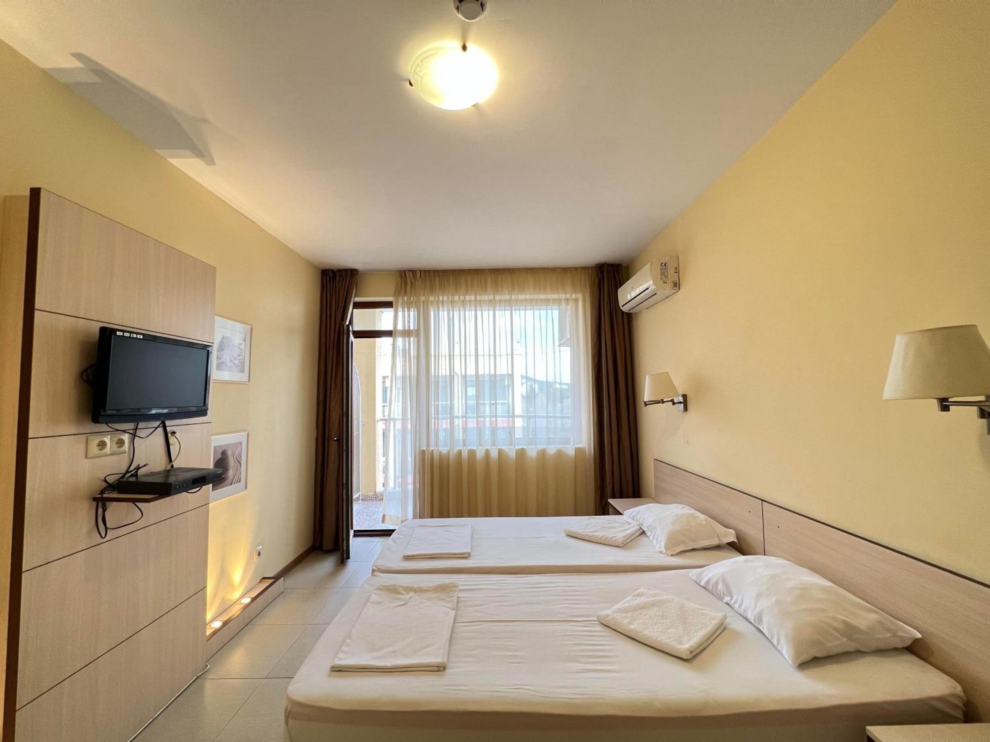 Александра Hotel Sveti Vlas Bagian luar foto
