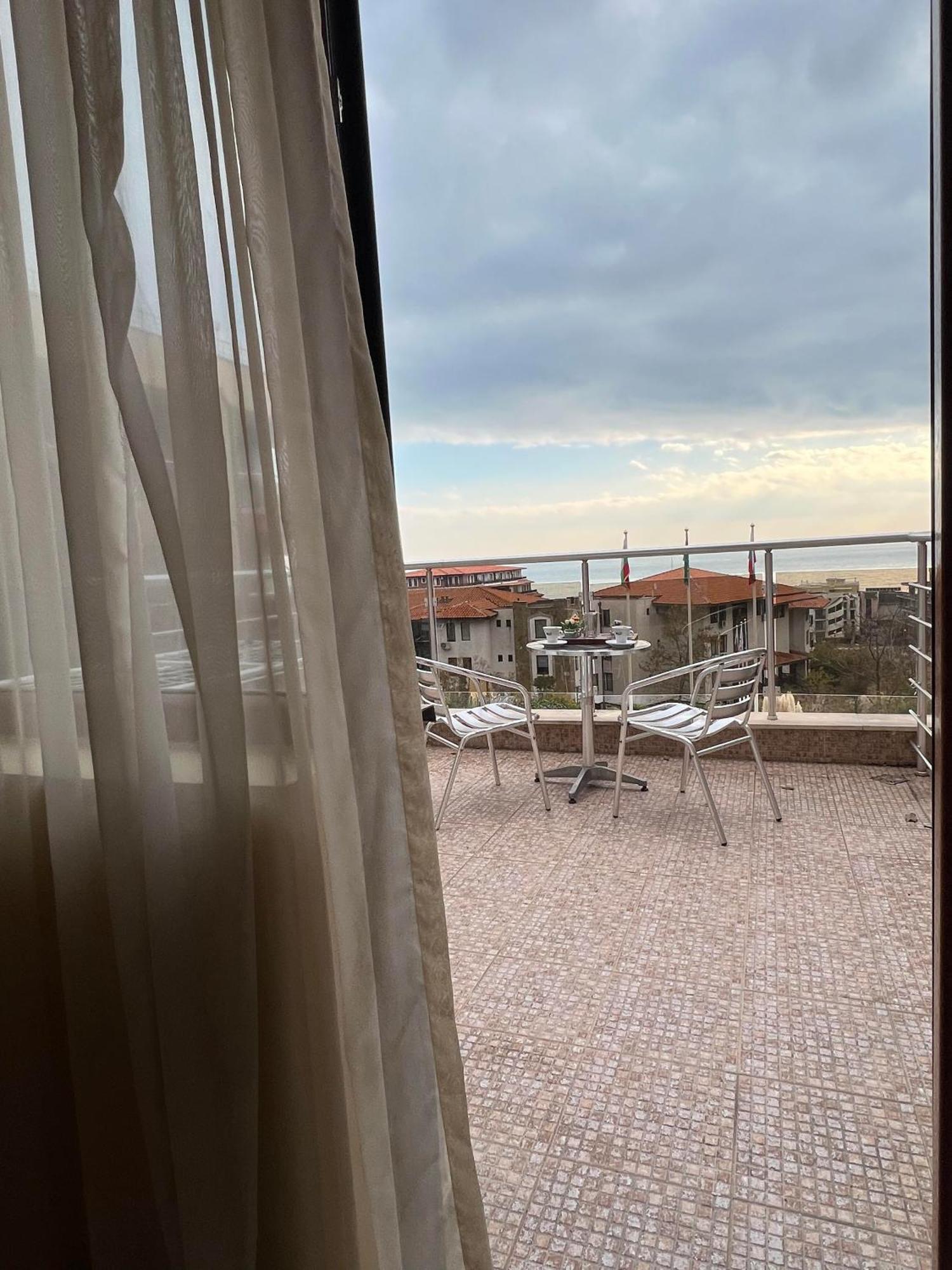 Александра Hotel Sveti Vlas Bagian luar foto