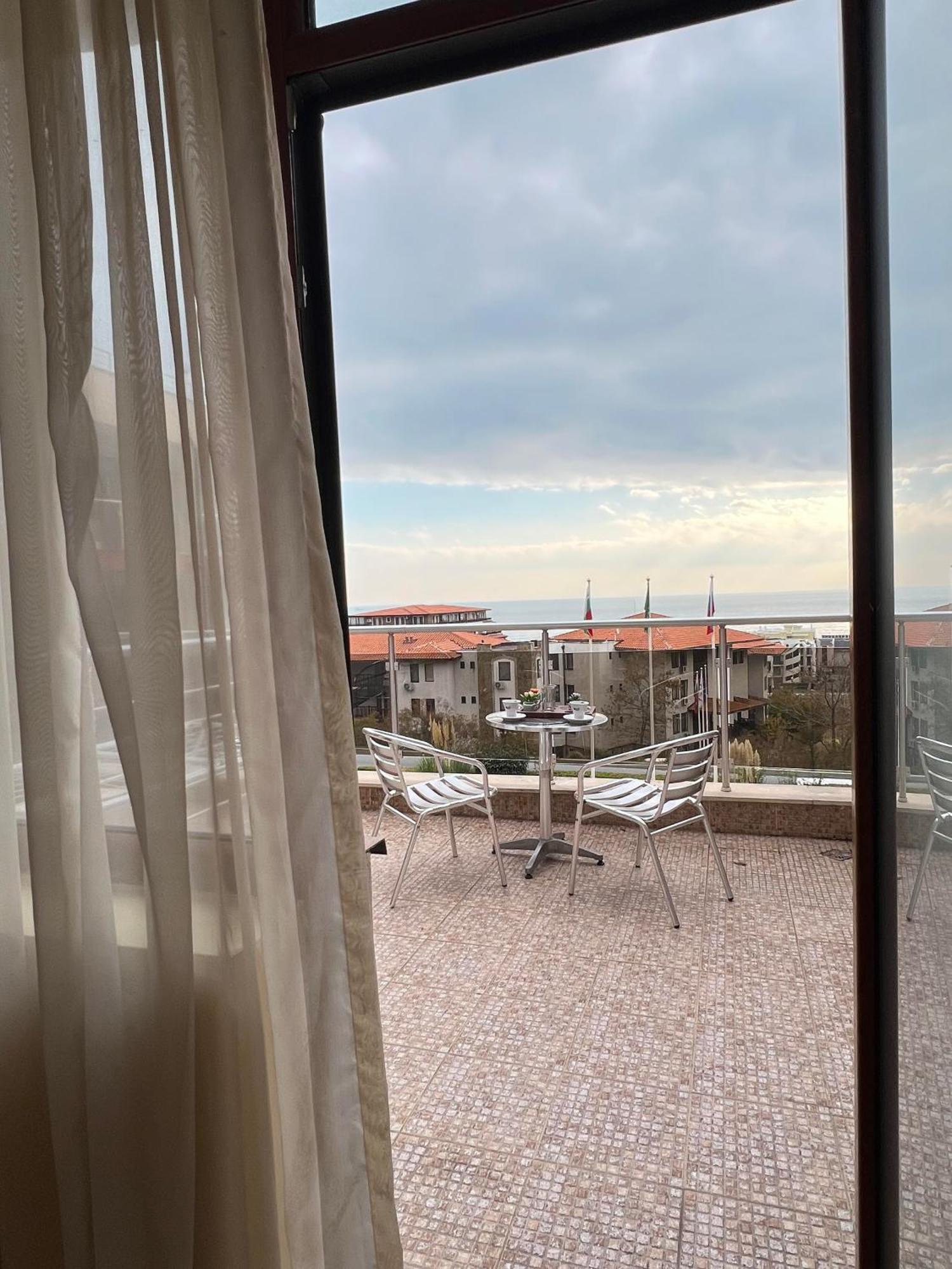 Александра Hotel Sveti Vlas Bagian luar foto