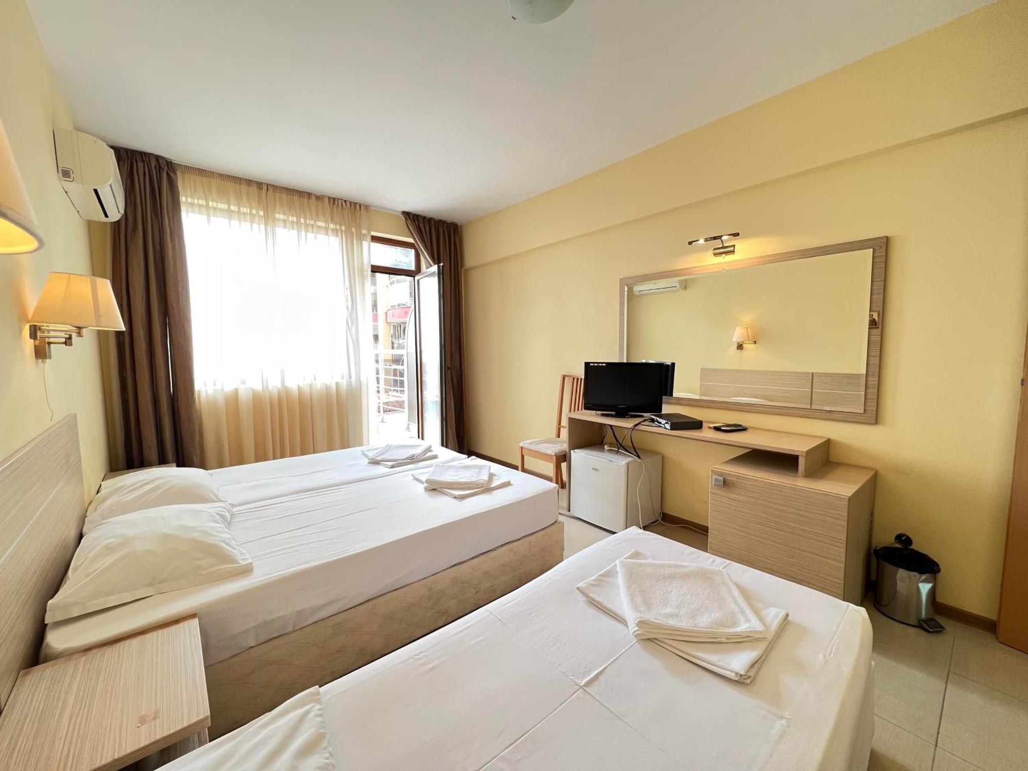Александра Hotel Sveti Vlas Bagian luar foto