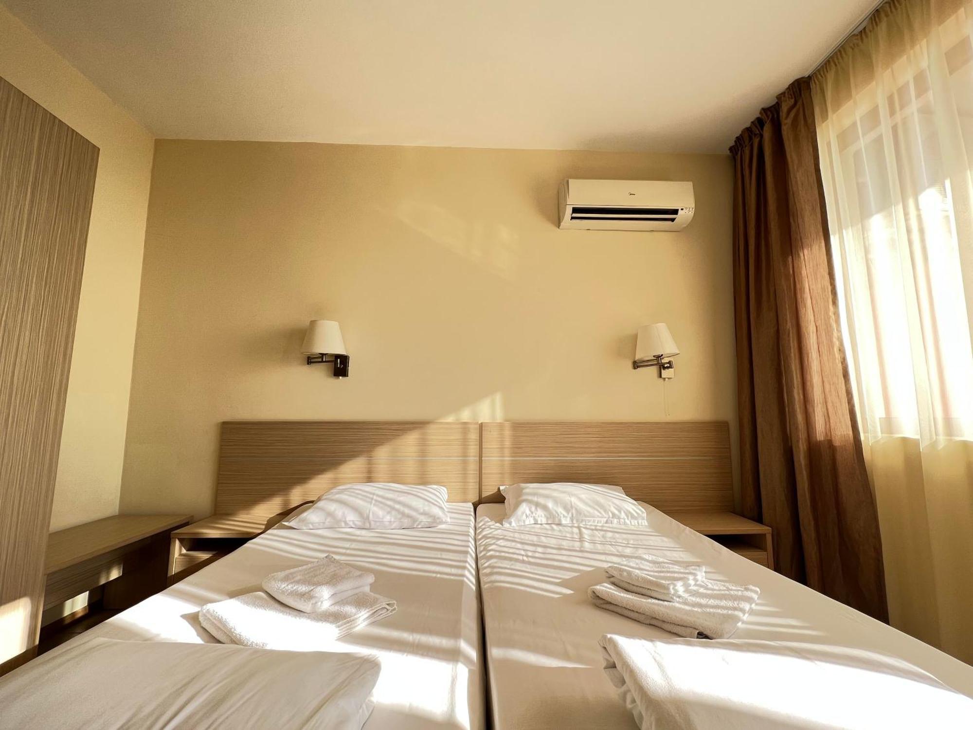 Александра Hotel Sveti Vlas Bagian luar foto