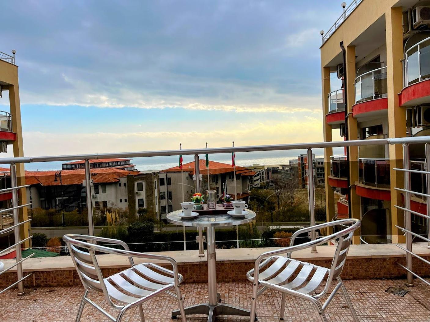 Александра Hotel Sveti Vlas Bagian luar foto